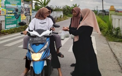 Siswa MTs Ma'arif NU 1 Karanglewas Bagikan Takjil kepada Warga